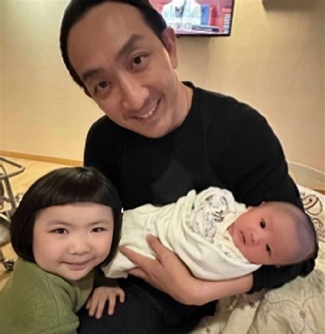恭喜！香港知名男星妻子顺利产下二胎，宝宝圆脑袋大眼睛超可爱