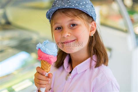 在户外吃冰淇淋的漂亮女孩高清图片下载-正版图片305332323-摄图网