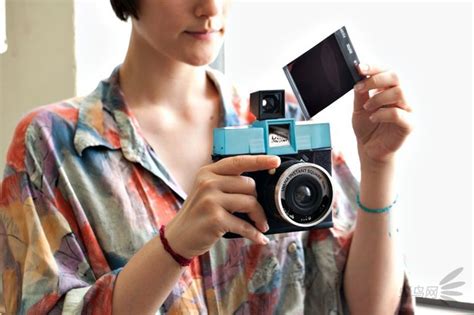 #摄影#Lomo 相机在满是数码相机的年代开辟了一条不同的道路，其多变的滤镜和经典的胶卷相机深受创意影像工作者和文艺青年们的喜爱。