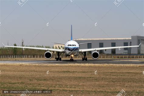 南航A330飞机正面,经济,纪实摄影,摄影素材,汇图网www.huitu.com