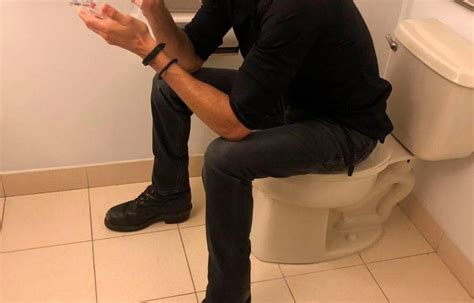 En el baño, Enrique Iglesias “celebra” ser el "Mejor artista latino de ...