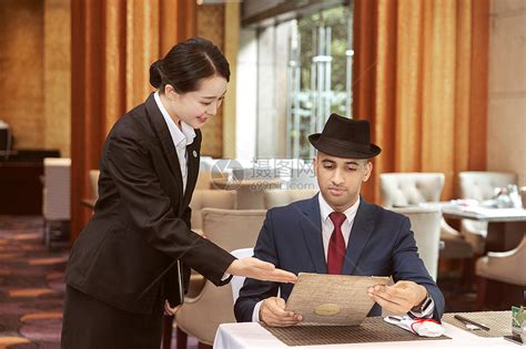 酒店服务餐厅服务员给客人上菜高清图片下载-正版图片501420396-摄图网