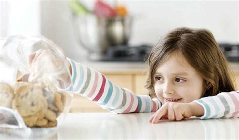 孩子喜欢吃零食怎么帮他纠正 孩子吃零食的习惯不好怎么改 _八宝网