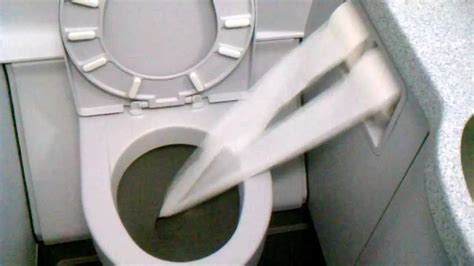 飞机上的厕所是怎样处理大小便的-飞机卫生间怎么处理大小便