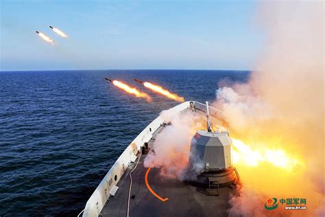 舰艇编队海上实弹射击 火炮轰鸣“敌情”不断 - 中国军网