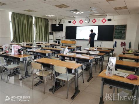 武汉十七中28分教室门在线观看