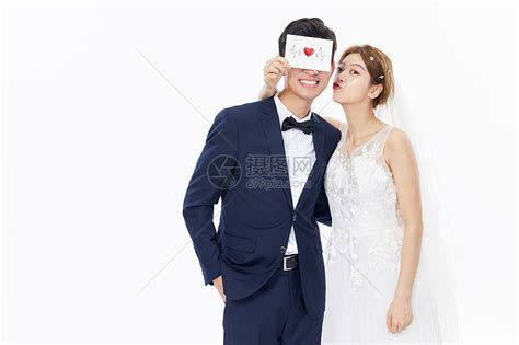 年轻情侣结婚女生亲吻男生高清图片下载-正版图片501649838-摄图网
