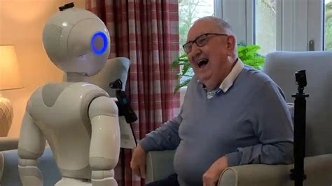养老机器人|帮助促进人与人之间的交流新闻中心智慧养老机器人服务商