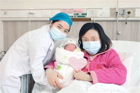 生孩“刷脸” 出生医学信息更可靠——柳州市人民医院全面启用《出生医学证明》人证核验系统-柳州市人民医院