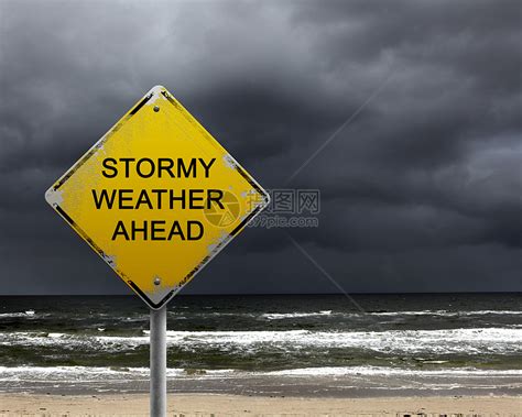 前方暴风雨天空下恶劣天气的黄色警告标志高清图片下载-正版图片300463968-摄图网