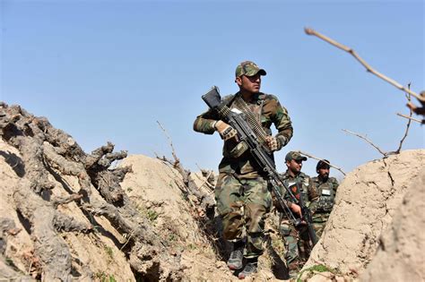 阿富汗塔利班缴获美军武器装备 在坎大哈街头举行军事阅兵_手机新浪网