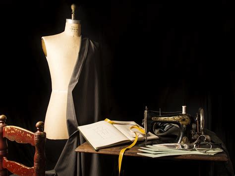 传统制衣八十年代裁缝师缝纫机缝制衣服摄影图配图高清摄影大图-千库网