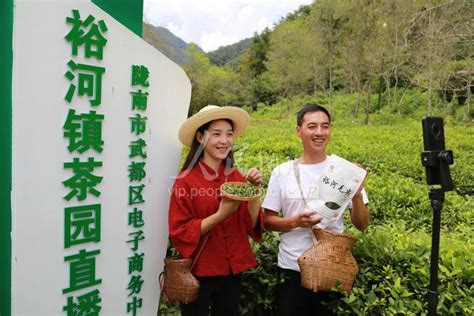 甘肃陇南：百万亩花椒丰收 直播销售助增收-人民图片网