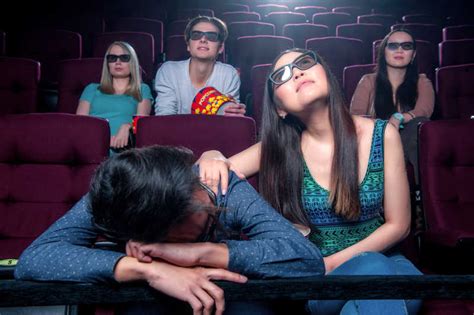 电影院里戴3D眼镜看电影的人图片-戴3D眼镜看电影的人素材-高清图片-摄影照片-寻图免费打包下载