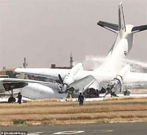 飞机也追尾！苏丹两架军用飞机在跑道上相撞 严重受损 - 航空安全 - 航空圈——航空信息、大数据平台