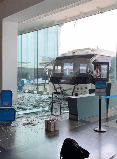 厦门机场通报“摆渡车撞航站楼”：无旅客受伤-青岛西海岸新闻网