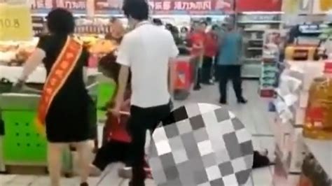 男子持刀伤人追进超市，女店员持防暴叉制服_凤凰网视频_凤凰网