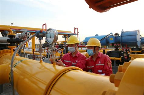 高温下坚守戈壁的石油工人-高清图集-中国天气网新疆站