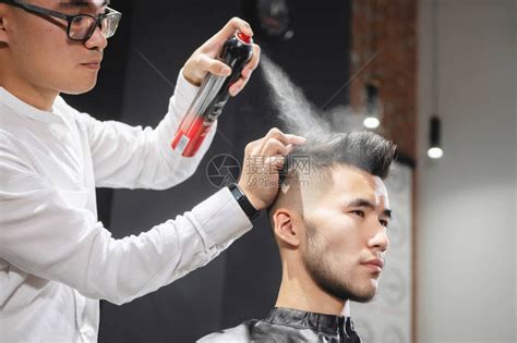 年轻理发师在美容院给男人高清图片下载-正版图片504596857-摄图网