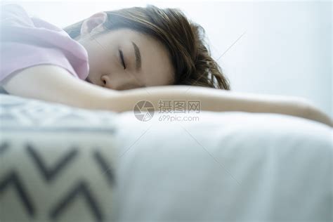 睡着的女人趴在床上高清图片下载-正版图片502303234-摄图网
