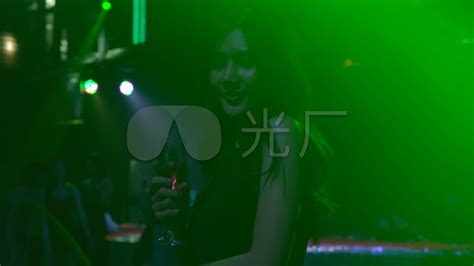 一群年轻女性在夜总会跳舞。_3840X2160_高清视频素材下载(编号:9634068)_酒吧VJ_光厂(VJ师网) www.vjshi.com