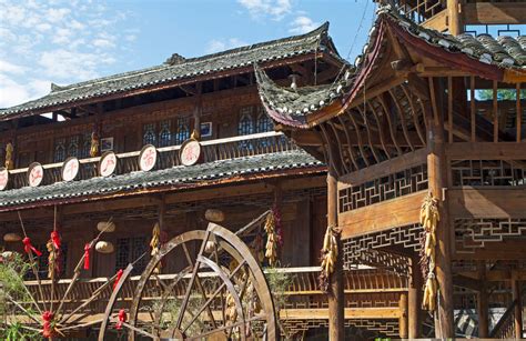 吊脚楼是中国哪个民族的民居建筑形式？|民居|吊脚楼|侗族_新浪新闻