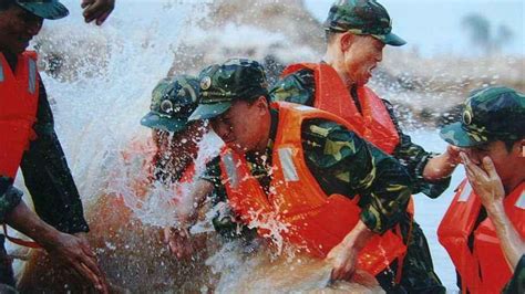1998年抗洪有多悲壮？30万解放军奋勇救灾，手挽手冲进洪水挡洪流 - 知乎
