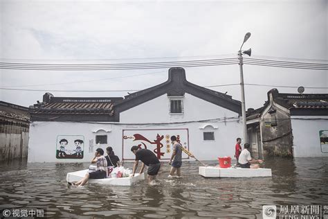 现场！广东英德洪水来袭：城区浸入水中 浮桥被冲垮 群众集中安置|英德|广东省|洪水_新浪新闻