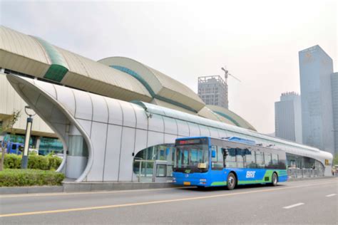 连云港BRT示范线：金旅纯电公交驶出快速路_海南频道_凤凰网