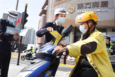 上海非机动车管理条例实施首日：大多数的骑车人都能够佩戴安全头盔_宣传