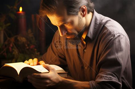 阅读圣经祈祷的男人高清图片下载-正版图片600361395-摄图网