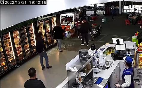 海口数名男子持棍棒打砸超市，警方：打砸者皆已被抓获_手机新浪网