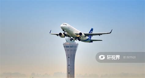 一架飞机掠过成都双流国际机场塔台特写 图片 | 轩视界