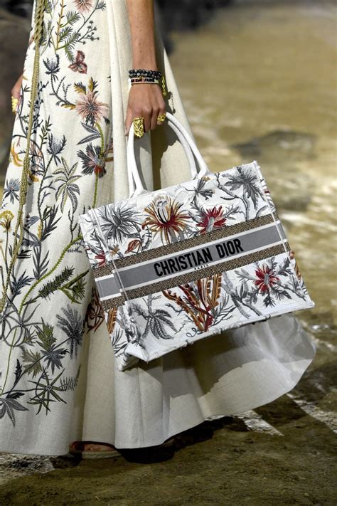 新包 | Dior 2020春夏秀场新包：Miss Dior 的花园 - iBag · 包包