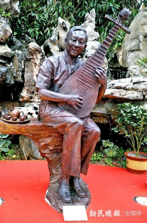 琵琶大师刘德海先生铜像落成于崇明阳刚民间音乐馆