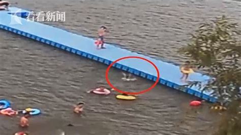 3岁男孩落水其父一旁玩手机 市民跳湖12秒救人|落水|父亲|玩手机_新浪新闻