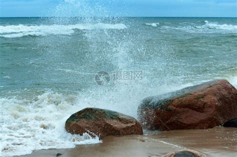 海浪拍打石头边风雨如磐暴风雨浪拍打石头蓝色的自然白高清图片下载-正版图片307766055-摄图网