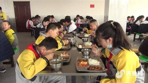 来看各校孩子在学校都吃了啥?深圳试点午餐午休学校年内将达100所_配餐