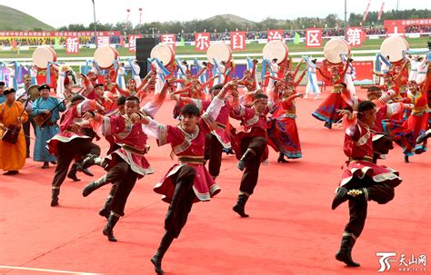 以体育之光凝聚团结力量——新疆举办第十届少数民族传统体育运动会_新体育网