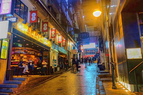 2021香港著名的夜店集中地，香港电影很多都在这里取景的。有好多民间艺术家表演，不同肤色的人们聚集在这里_兰桂坊酒吧街-评论-去哪儿攻略