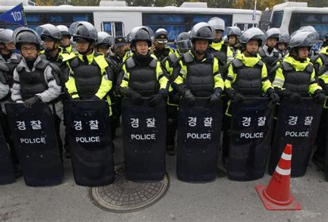 韩国数万人游行反对G20峰会 一名恐怖嫌疑人被捕--国际--人民网