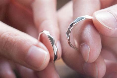男女戒指的正确戴法和含义 - 中国婚博会官网