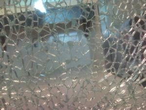 钢化玻璃为什么突然破裂 什么原因会导致钢化玻璃破裂,行业资讯-中玻网