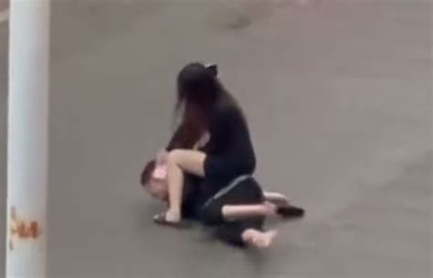 男子当街打女友反被按在地上打哭，互殴原因令人无语 | 北晚新视觉