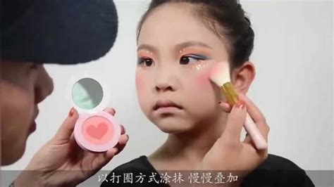 儿童化妆教程，怎么给幼儿园宝宝化妆，方法简单零基础也能学_腾讯视频