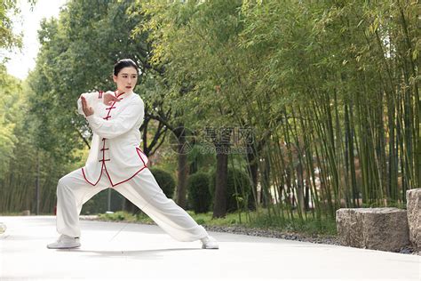 女性在公园里练习太极拳武术高清图片下载-正版图片501707455-摄图网
