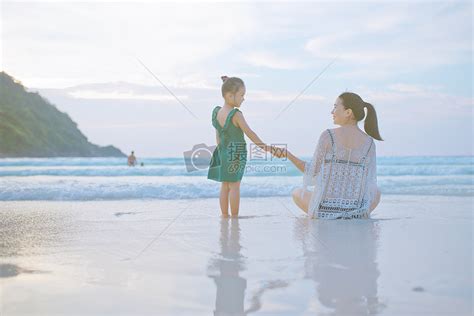 海边牵手的母子背影高清图片下载-正版图片500392300-摄图网