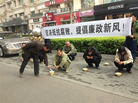 警方帮300多名农民工讨薪 1400余万现金堆一桌-搜狐大视野-搜狐新闻