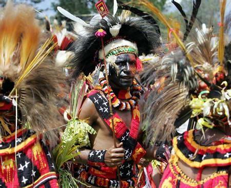 身着传统服饰的巴布亚新几内亚部落原住民_建筑文化师