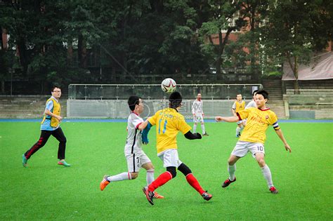 青春绽放，激烈的学生足球比赛高清图片下载-正版图片500283669-摄图网